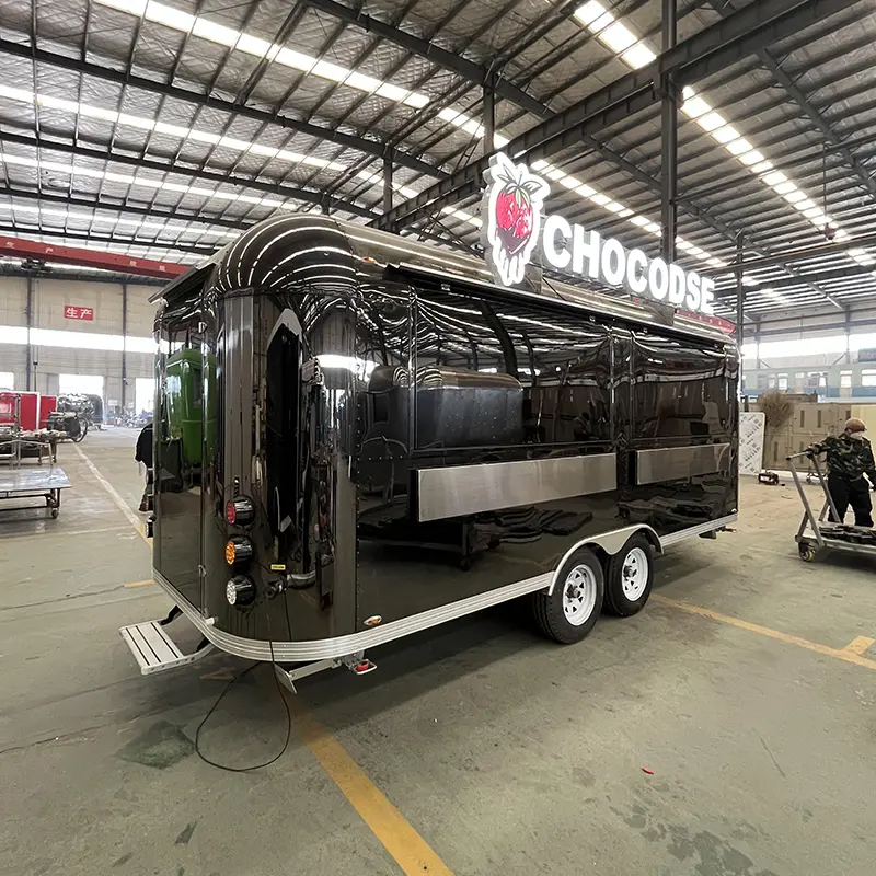 Matowa czarna przyczepa Airstream