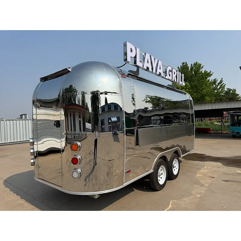 Przyczepa Airstream ze stali nierdzewnej z lustrzanym połyskiem